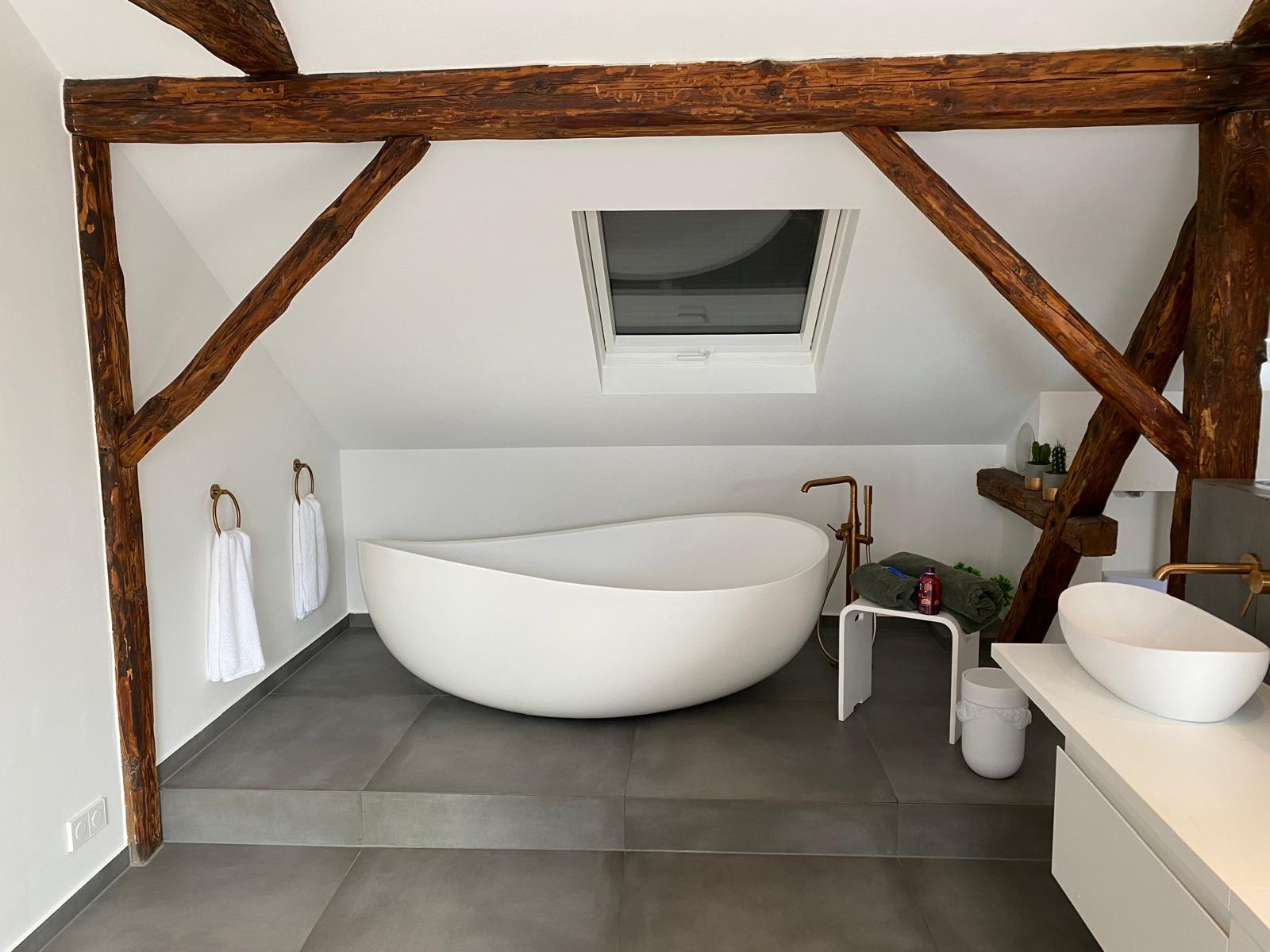Freistehende Badewanne und Waschtisch in einem modernisierten Badezimmer