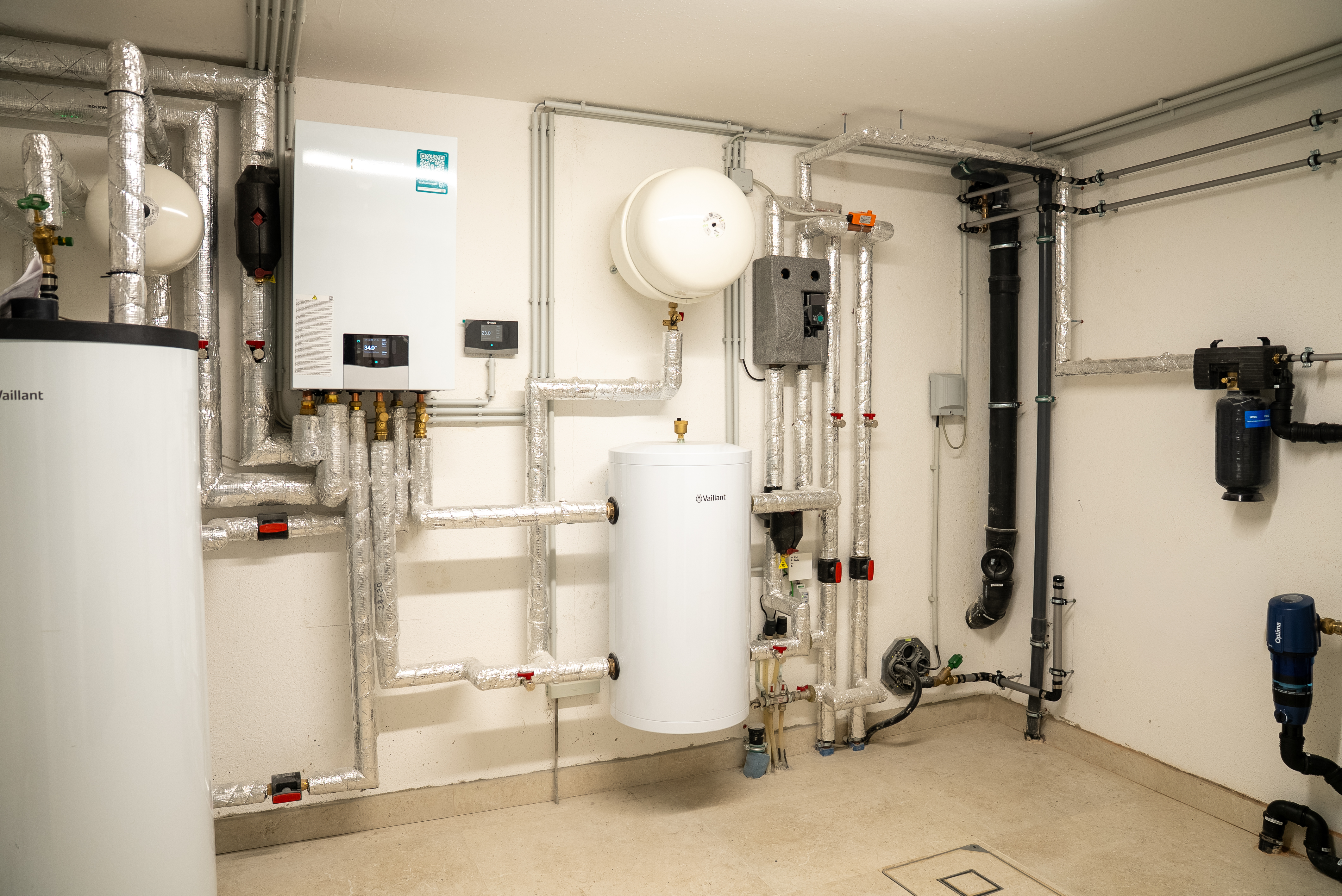 Heizungsanlage mit Speicher, Rohrleitungen und Regelungstechnik